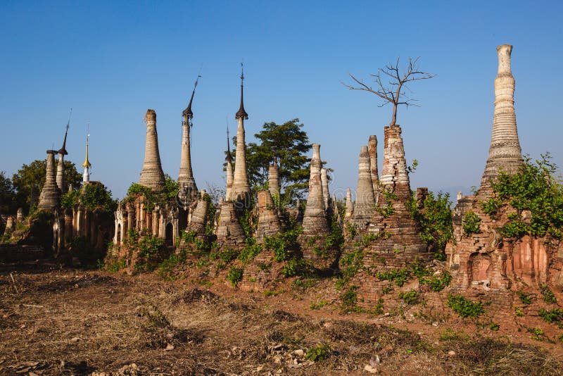 Lago Inle, Myanmar: 25 FEBBRAIO 2014: Stupas antico a Indein, Inle fotografie stock Lago Inle, Myanmar: 25 FEBBRAIO 2014: Stupas antico a Indein, Inle fotografie stock