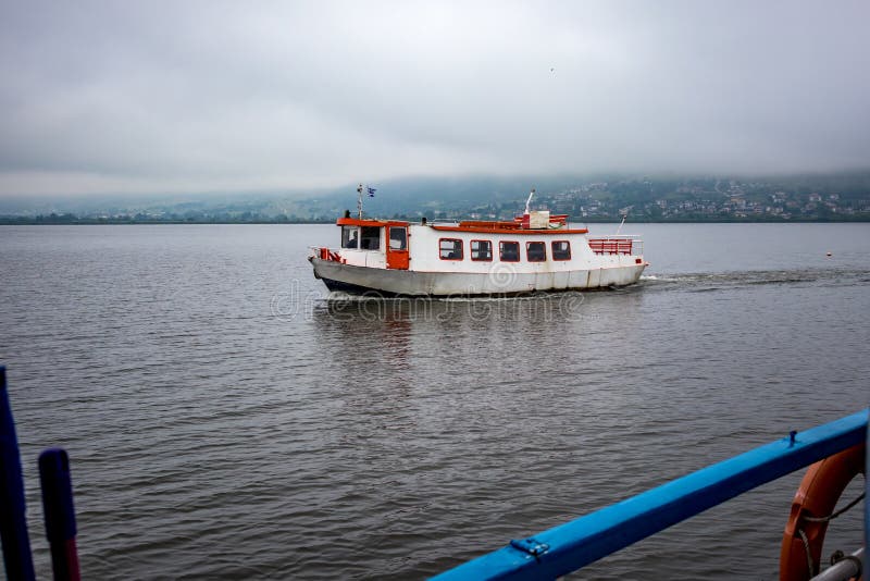 Lago Ioannina, Grécia, ferryboat branco pequeno fotografia de stock Lago Ioannina, Grécia, ferryboat branco pequeno fotografia de stock