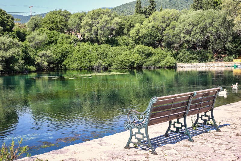 Lago Karavomilos en la isla de Kefalonia en Grecia imagenes de archivo Lago Karavomilos en la isla de Kefalonia en Grecia imagenes de archivo