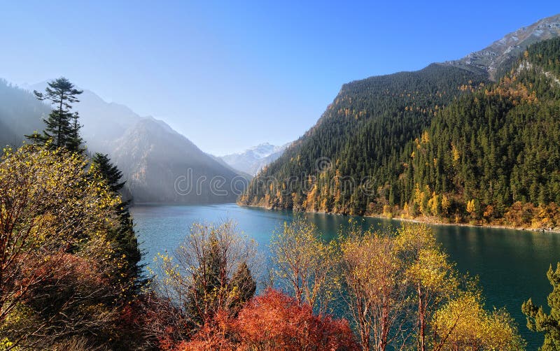 Lago largo en el parque nacional de Jiuzhaigou en Sichuan, China fotos de archivo libres de regalías Lago largo en el parque nacional de Jiuzhaigou en Sichuan, China fotos de archivo libres de regalías