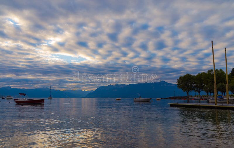 Lago Leman, nascer do sol imagem de stock royalty free Lago Leman, nascer do sol imagem de stock royalty free