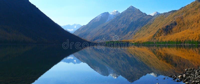 Lago majestoso da montanha da esmeralda