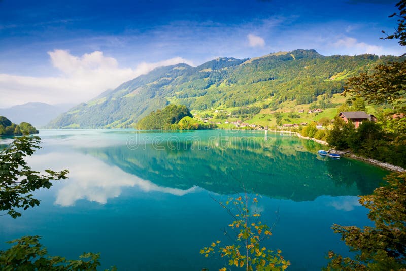 Lago majestoso da montanha em Switzerland