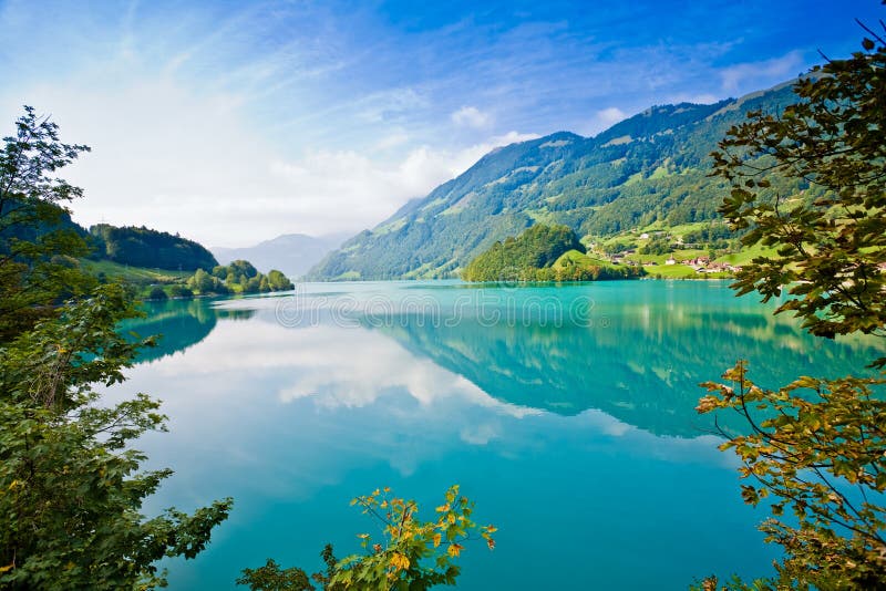 Lago majestuoso de la montaña en Suiza