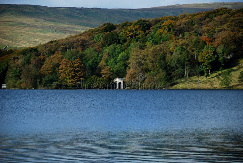 Lago Malham il Tarn, vicino alla baia di Malham fotografia stock libera da diritti Lago Malham il Tarn, vicino alla baia di Malham fotografia stock libera da diritti
