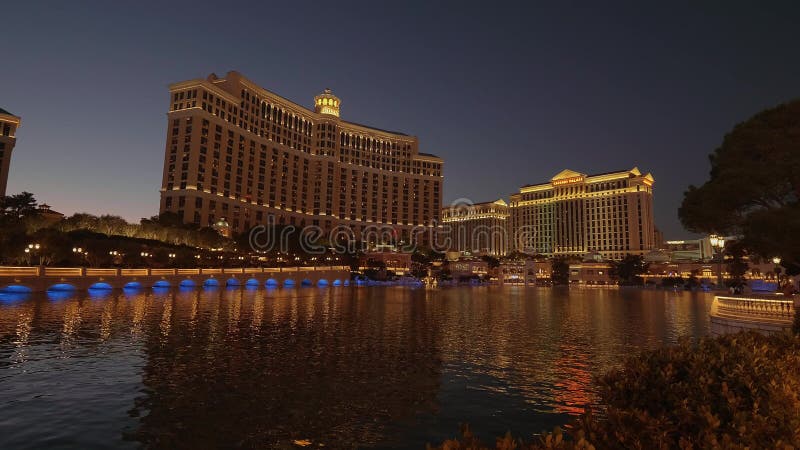 Lago maravilloso delante del hotel de Bellagio en Las Vegas - opinión de la noche - los E.E.U.U. 2017