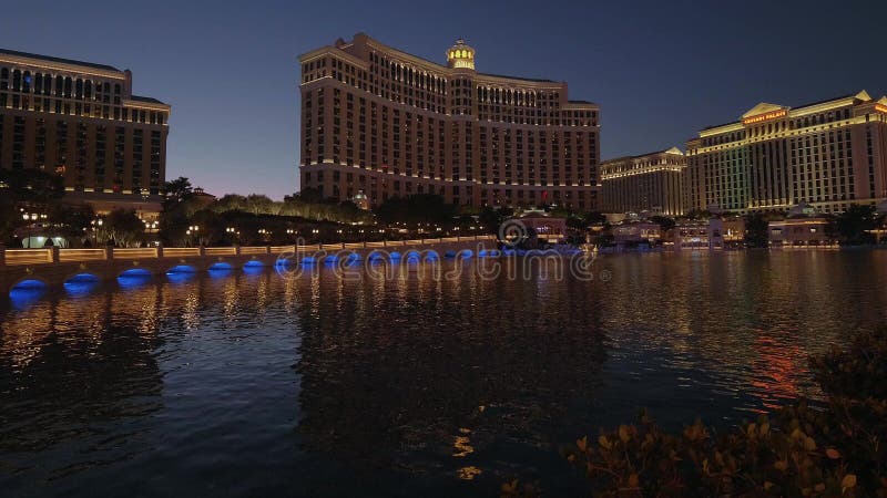 Lago maravilloso delante del hotel de Bellagio en Las Vegas - opinión de la noche - los E.E.U.U. 2017