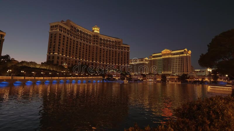 Lago maravilloso delante del hotel de Bellagio en Las Vegas - opinión de la noche - los E.E.U.U. 2017