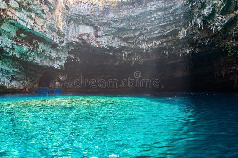 Lago Melissani en la isla de Cephalonia, Grecia foto de archivo libre de regalías Lago Melissani en la isla de Cephalonia, Grecia foto de archivo libre de regalías