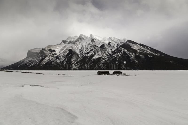 Lago Minnewanka immagine stock Lago Minnewanka immagine stock
