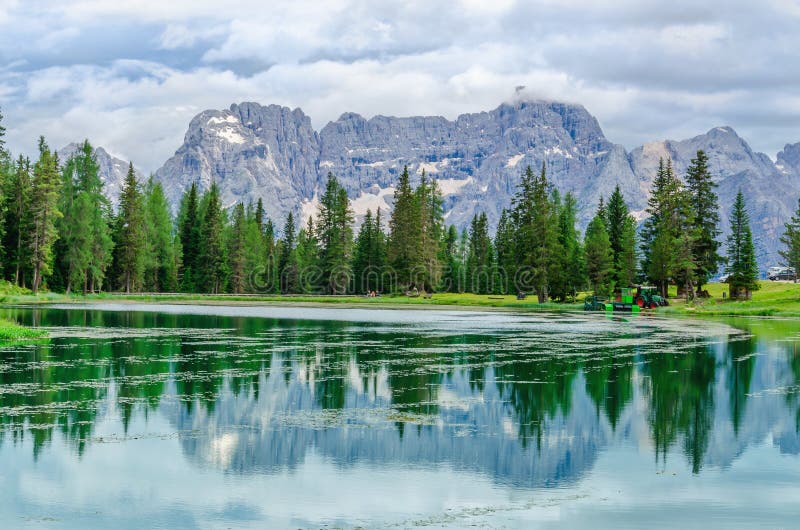 Lago Misurina in dolomia di Sesto, Tirolo, Italia fotografia stock Lago Misurina in dolomia di Sesto, Tirolo, Italia fotografia stock