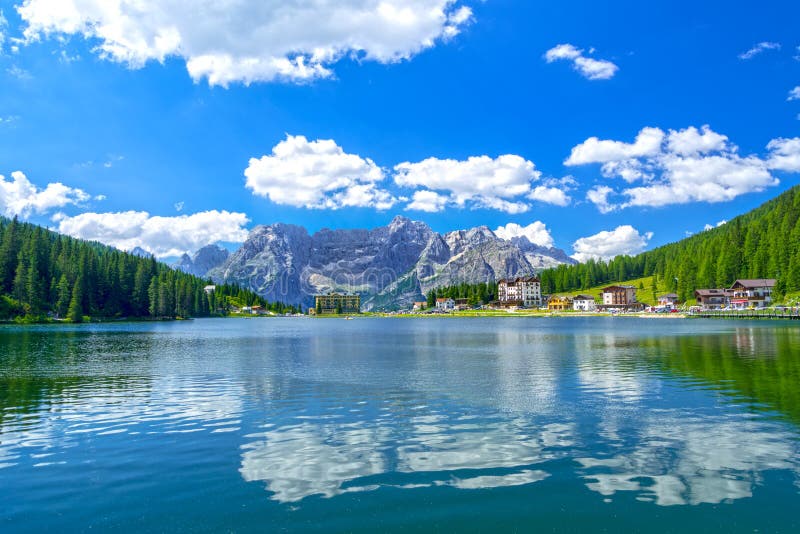 Lago Misurina en el verano, Italia imagenes de archivo Lago Misurina en el verano, Italia imagenes de archivo