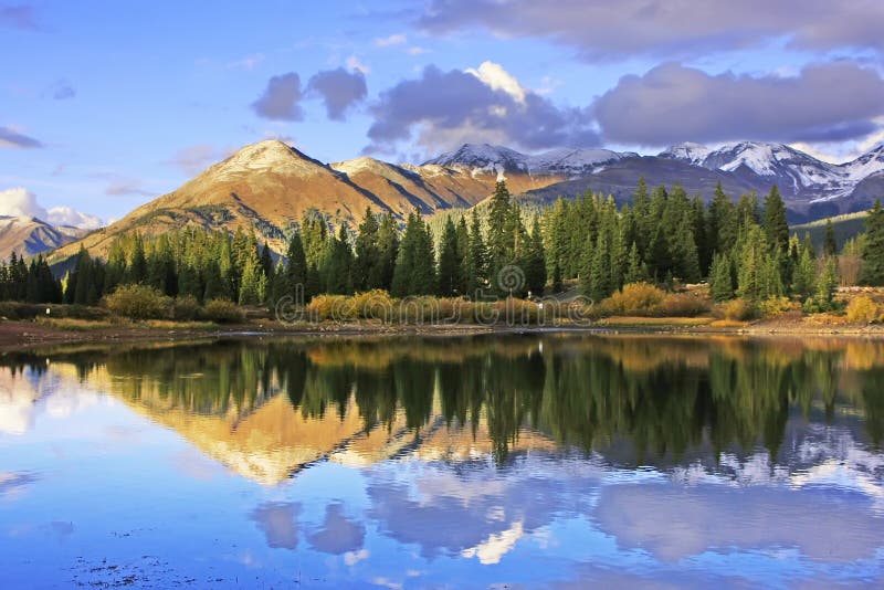 Lago Molas e montanhas da agulha, região selvagem de Weminuche, Colorado imagens de stock Lago Molas e montanhas da agulha, região selvagem de Weminuche, Colorado imagens de stock