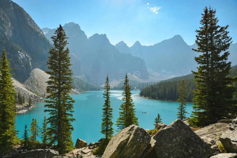 Lago moraine en el parque nacional de Banff foto de archivo libre de regalías Lago moraine en el parque nacional de Banff foto de archivo libre de regalías