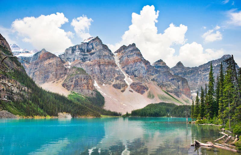 Lago moraine en el parque nacional de Banff, Alberta, Canadá imagenes de archivo Lago moraine en el parque nacional de Banff, Alberta, Canadá imagenes de archivo