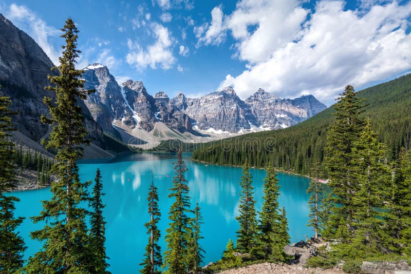Lago moraine en el parque nacional de Banff, montañas rocosas canadienses, Alberta, Canadá