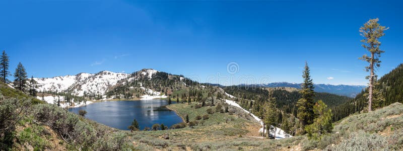 Lago mountain con los árboles y la nieve fotos de archivo libres de regalías Lago mountain con los árboles y la nieve fotos de archivo libres de regalías