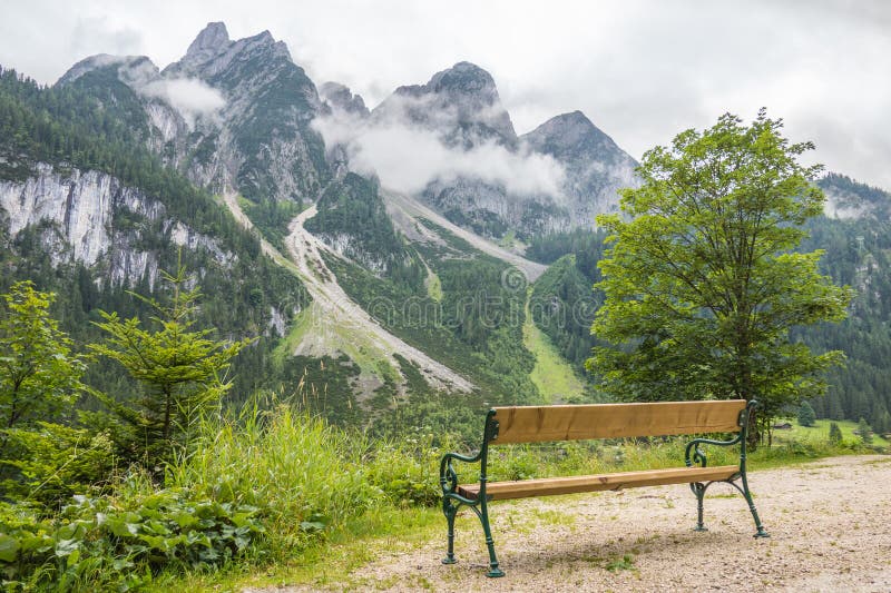 Lago mountain di Gosau in Austria Belle montagne nei precedenti immagine stock libera da diritti Lago mountain di Gosau in Austria Belle montagne nei precedenti immagine stock libera da diritti