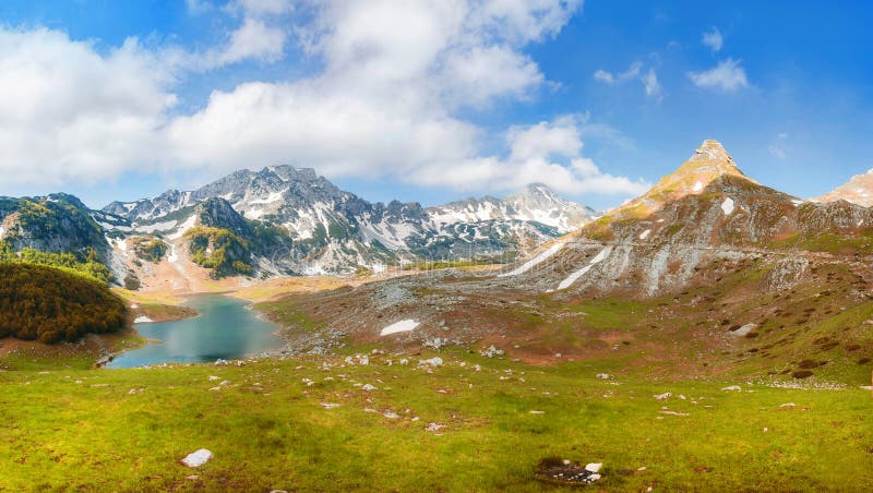 Lago mountain em uma elevação do vale em montanhas de Montenegro fotografia de stock royalty free Lago mountain em uma elevação do vale em montanhas de Montenegro fotografia de stock royalty free