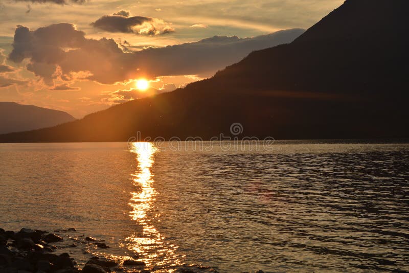 Lago mountain no por do sol imagens de stock royalty free Lago mountain no por do sol imagens de stock royalty free