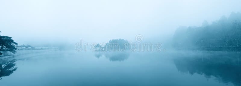 Lago na chuva enevoada foto de stock Lago na chuva enevoada foto de stock