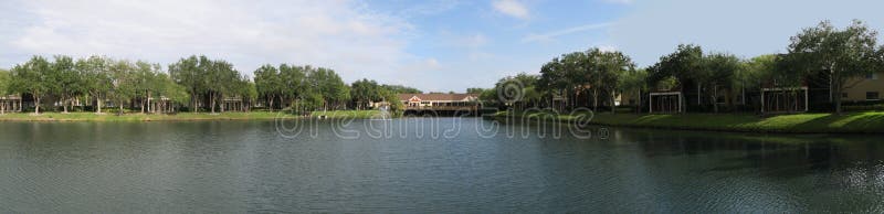 Lago na comunidade do condomínio imagens de stock Lago na comunidade do condomínio imagens de stock