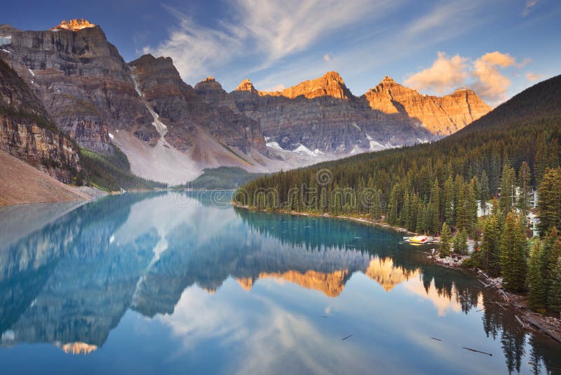 Lago no nascer do sol, parque nacional moraine de Banff, Canadá imagens de stock Lago no nascer do sol, parque nacional moraine de Banff, Canadá imagens de stock