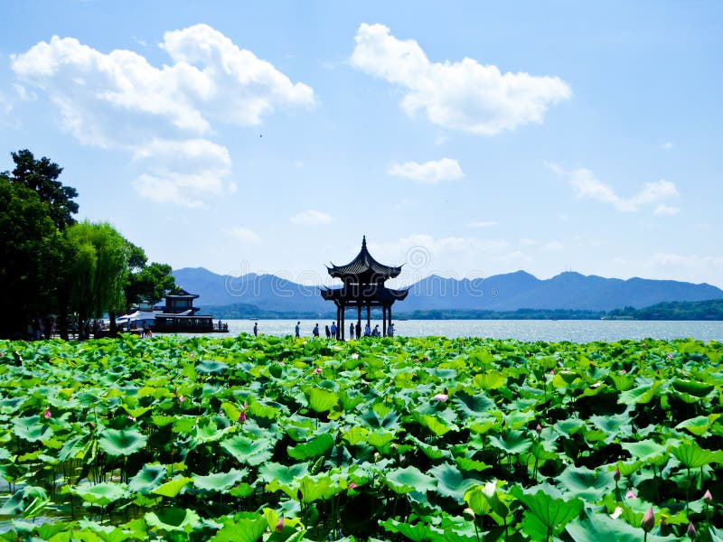 Lago ocidental do pavilhão de Hangzhou imagem de stock royalty free Lago ocidental do pavilhão de Hangzhou imagem de stock royalty free