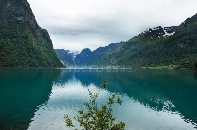 Lago Oldenvatnet con el glaciar Briksdal, Noruega imagenes de archivo Lago Oldenvatnet con el glaciar Briksdal, Noruega imagenes de archivo