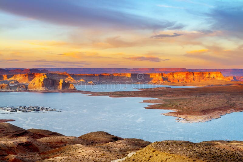 Lago Powell con il porticciolo fotografie stock libere da diritti Lago Powell con il porticciolo fotografie stock libere da diritti