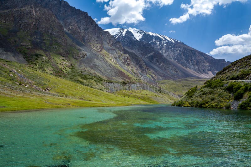 Lago puro de las montañas de Tien Shan, Kirguistán foto de archivo libre de regalías