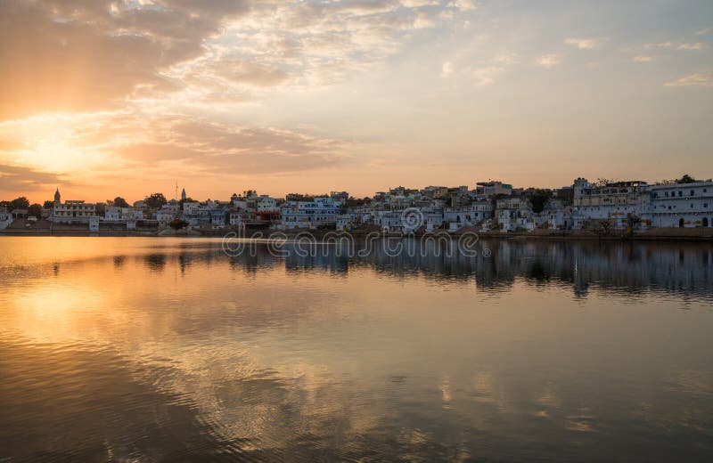 Lago Pushkar durante o por do sol foto de stock Lago Pushkar durante o por do sol foto de stock