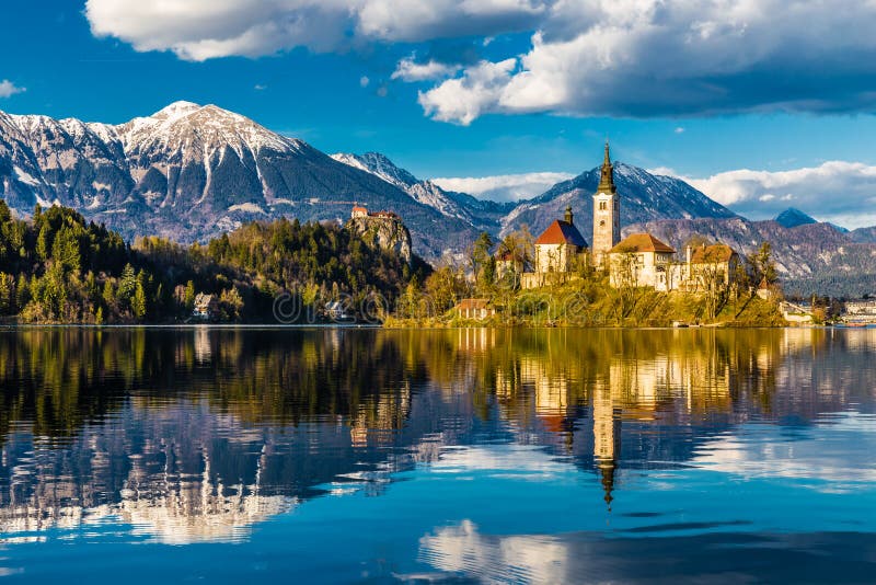 Lago sanguinato, isola, chiesa, castello, Montagna-Slovenia fotografie stock libere da diritti Lago sanguinato, isola, chiesa, castello, Montagna-Slovenia fotografie stock libere da diritti