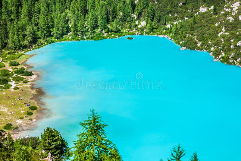 Lago Sorapis de la turquesa en Cortina d'Ampezzo, con la dolomía Moun fotografía de archivo libre de regalías Lago Sorapis de la turquesa en Cortina d'Ampezzo, con la dolomía Moun fotografía de archivo libre de regalías