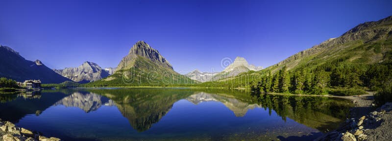 Lago Swiftcurrent immagine stock libera da diritti Lago Swiftcurrent immagine stock libera da diritti