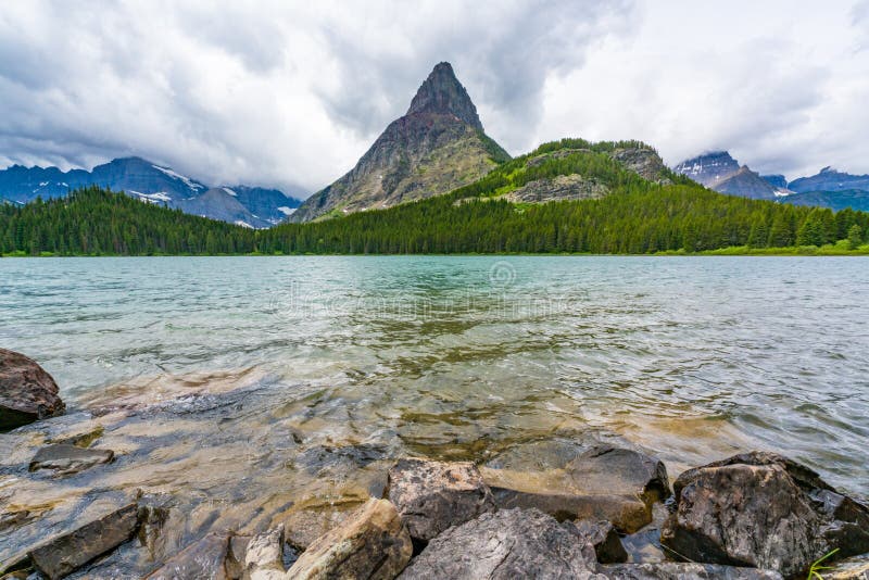 Lago Swiftcurrent, Glacier National Park fotografie stock Lago Swiftcurrent, Glacier National Park fotografie stock