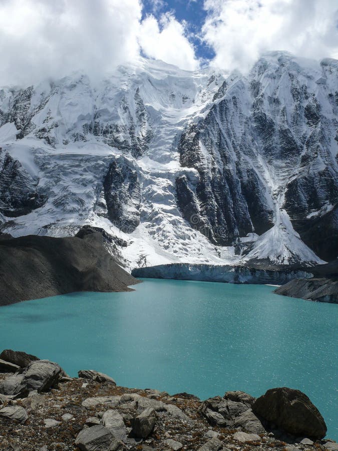 Lago Tilicho e picco di Tilicho, Nepal fotografie stock Lago Tilicho e picco di Tilicho, Nepal fotografie stock