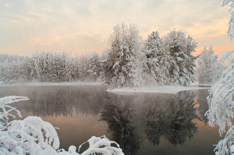 Lago sem gelo nas florestas de inverno imagem de stock