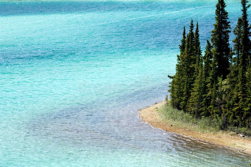 Lago verde smeraldo immagine stock Lago verde smeraldo immagine stock