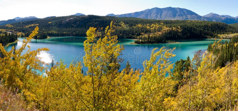 Lago verde smeraldo a Carcross, territorio di Yukon, Canada