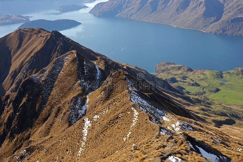 Lago Wanaka da parte superior da trilha no inverno, Nova Zelândia do pico de Roys imagens de stock royalty free Lago Wanaka da parte superior da trilha no inverno, Nova Zelândia do pico de Roys imagens de stock royalty free