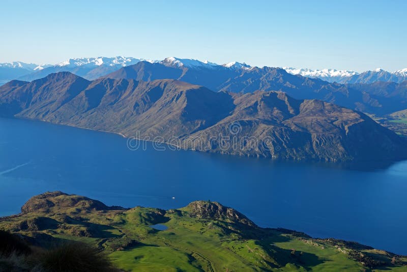 Lago Wanaka entre as montanhas no inverno, Nova Zelândia fotos de stock Lago Wanaka entre as montanhas no inverno, Nova Zelândia fotos de stock
