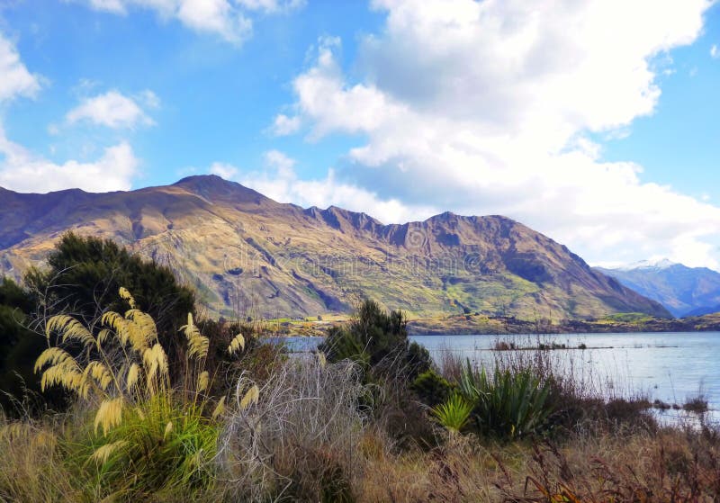 Lago Wanaka por la mañana, isla del sur Nueva Zelanda fotos de archivo Lago Wanaka por la mañana, isla del sur Nueva Zelanda fotos de archivo