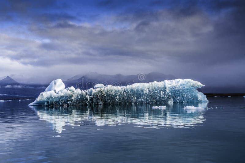 Lagoa de Jokulsarlon do iceberg, Islândia foto de stock royalty free Lagoa de Jokulsarlon do iceberg, Islândia foto de stock royalty free