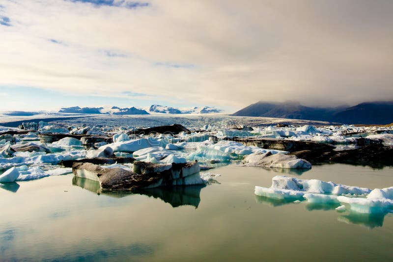 Lagoa de Jokulsarlon - Islândia. Por do sol da beleza. fotos de stock Lagoa de Jokulsarlon - Islândia. Por do sol da beleza. fotos de stock
