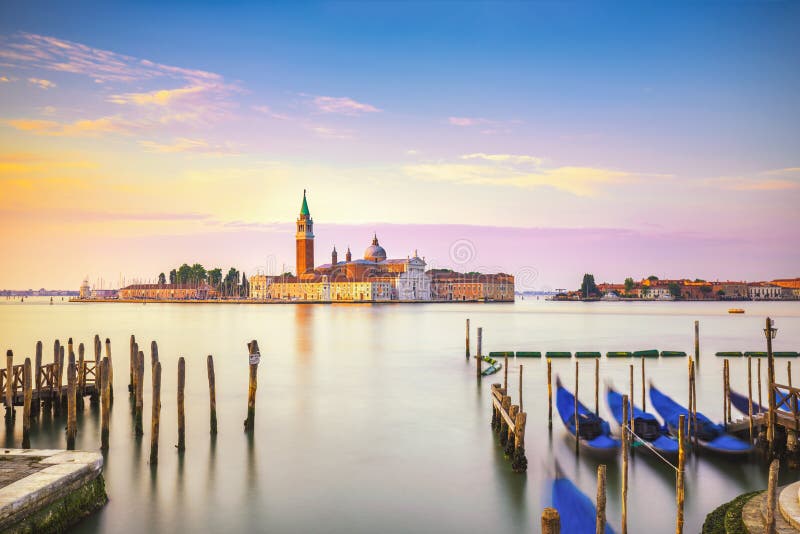 Lagoa de Veneza, igreja de San Giorgio, gôndola e polos Italy fotografia de stock Lagoa de Veneza, igreja de San Giorgio, gôndola e polos Italy fotografia de stock