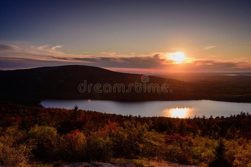 Lagoa Jordan de Acadia por um pôr do sol de outono imagens de stock Lagoa Jordan de Acadia por um pôr do sol de outono imagens de stock
