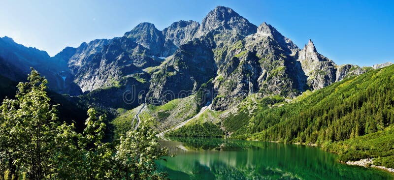 Lagos glaciales hermosos en las montañas polacas de Tatra
