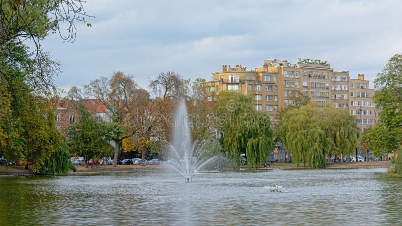 Lagos Ixelles con la fuente y los sauces fotografía de archivo libre de regalías Lagos Ixelles con la fuente y los sauces fotografía de archivo libre de regalías