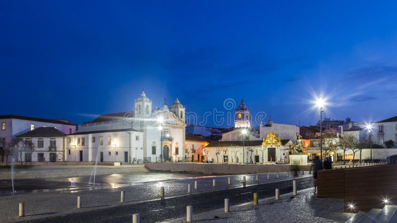 Lagos, Portugal - avril, 18, 2017 : Place de vue de nuit de images libres de droits Lagos, Portugal - avril, 18, 2017 : Place de vue de nuit de images libres de droits